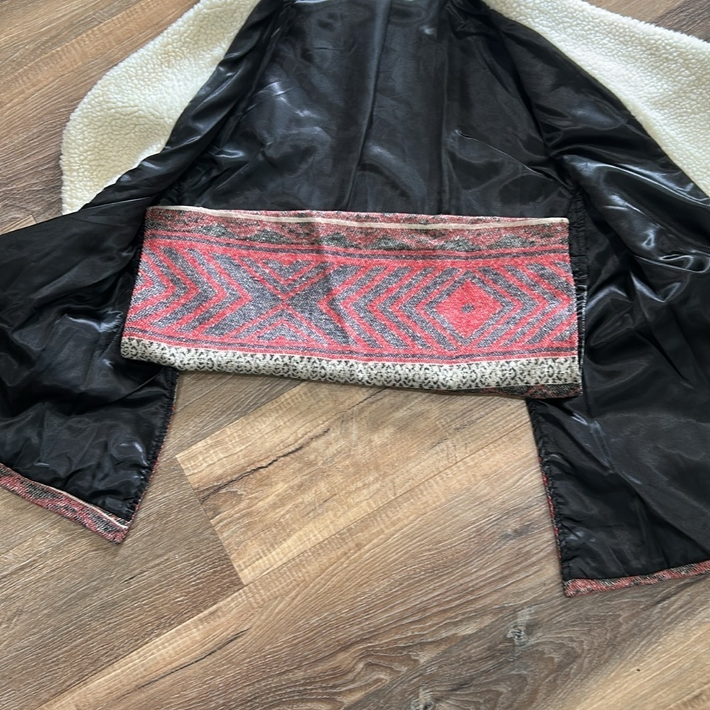 Me Jane vest size Medium Aztec style print with faux Sherpa lining - Picture 8 of 12
